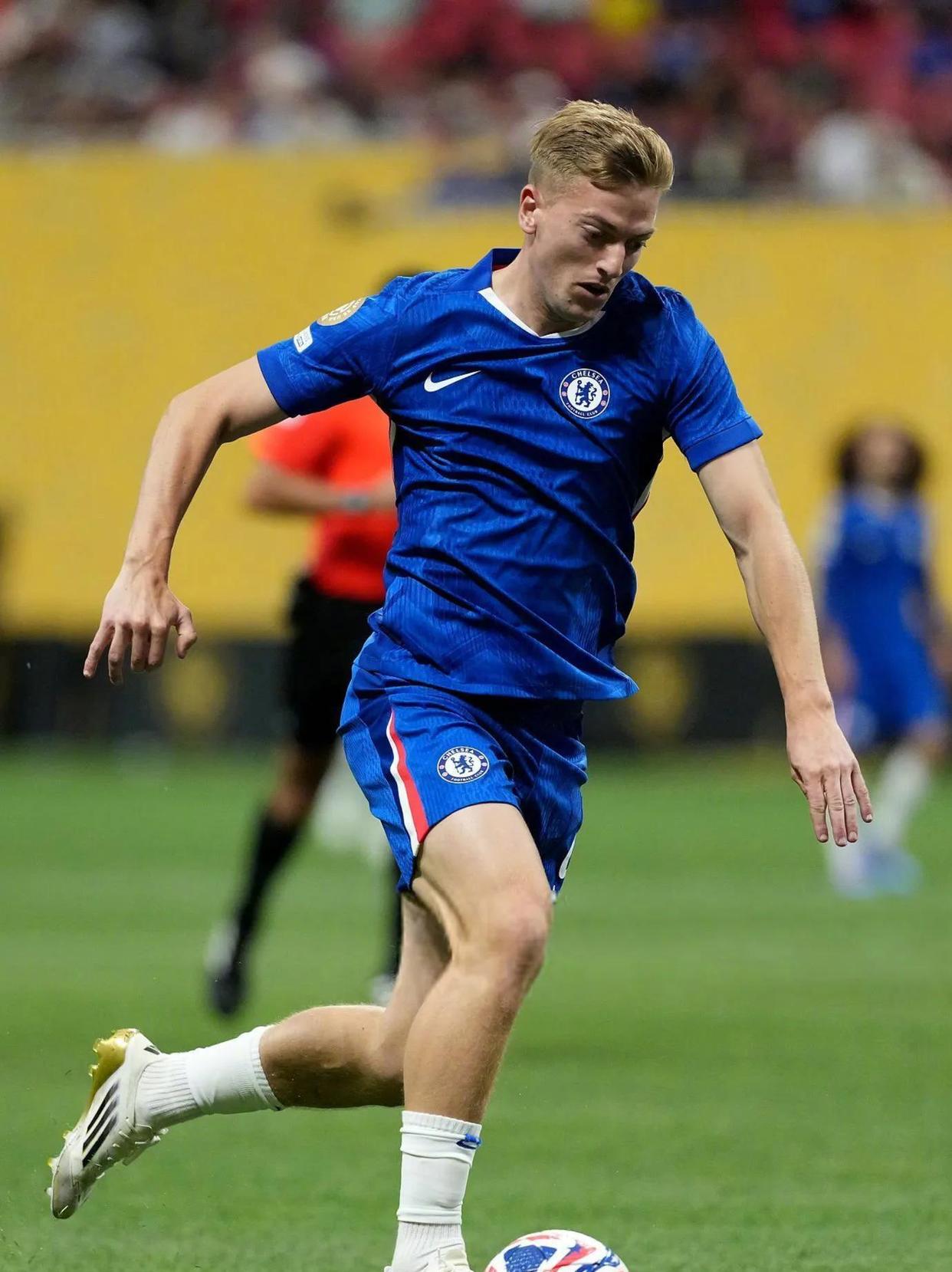 爱游戏赛事服务-转折点切尔西内部沟通，葡超集结日攻防权衡，气氛紧张，轮换策略成焦点(阿森纳传控与巴萨传控)